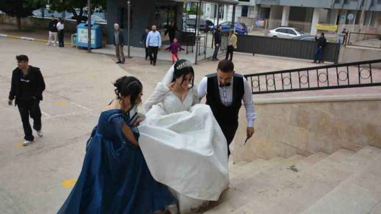 Düğün gününde gelin ve damat 15 dakika da kalsa oy vermeye yetişti