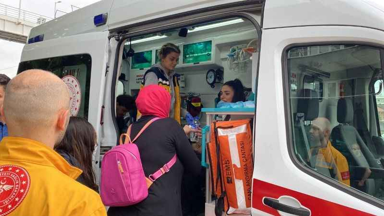 İzmit'te kamyonet ile çarpışan otomobilde 3 kişi yaralandı