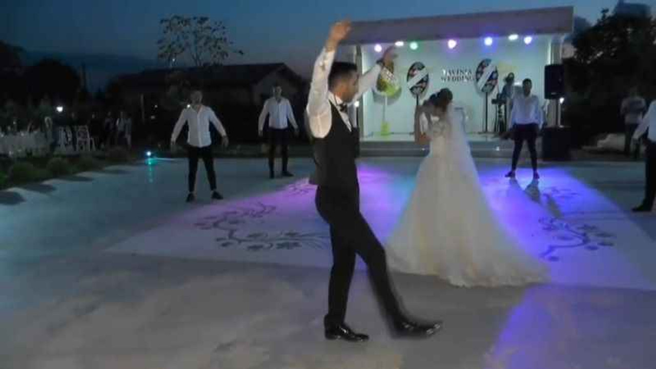 Çiftler artık düğünlerinde geleneksel dansı tercih ediyor