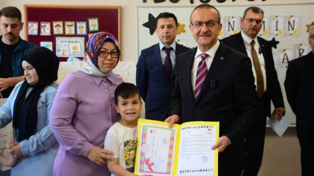 Minikler karnelerini valinin elinden aldı