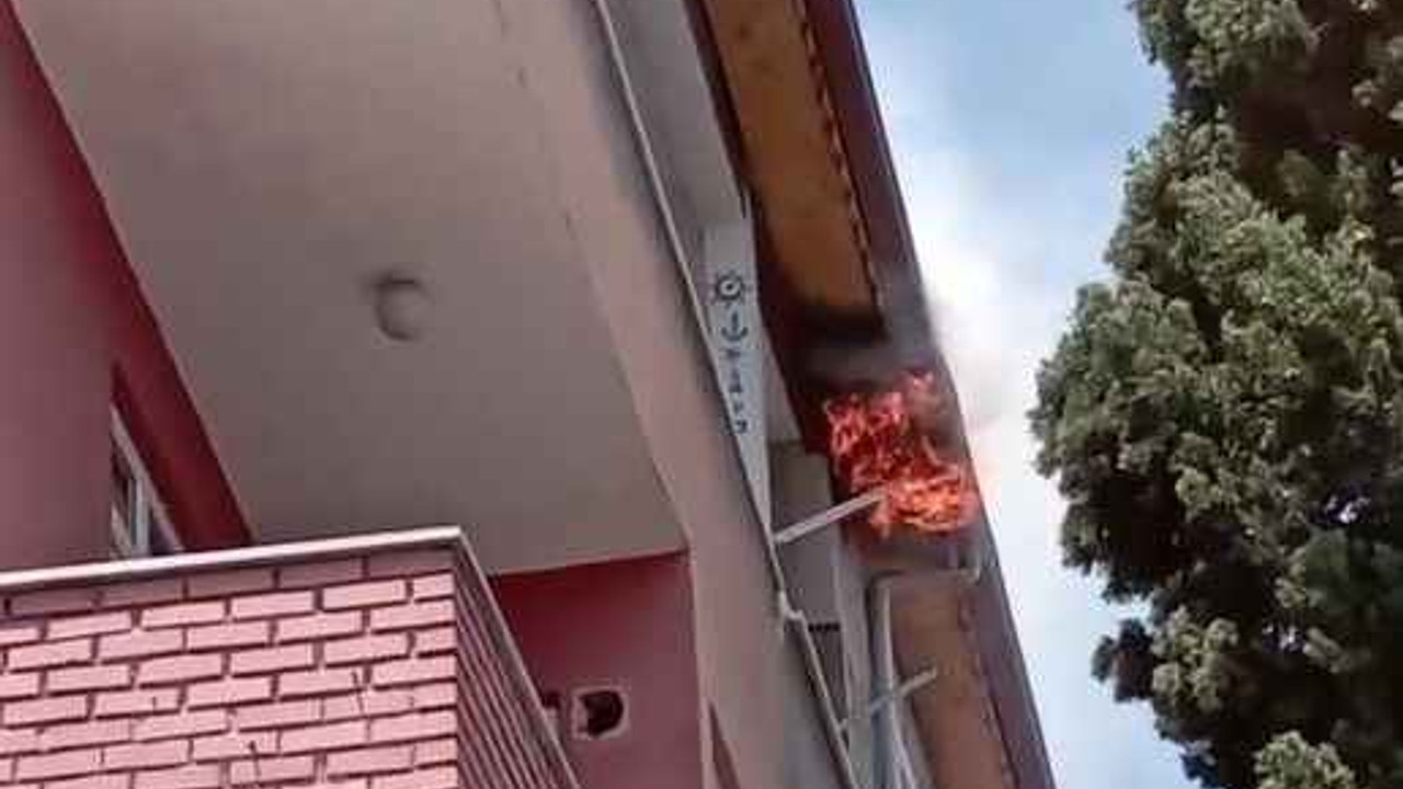 Kocaeli'de 4 katlı binanın çatısında yangın çıktı