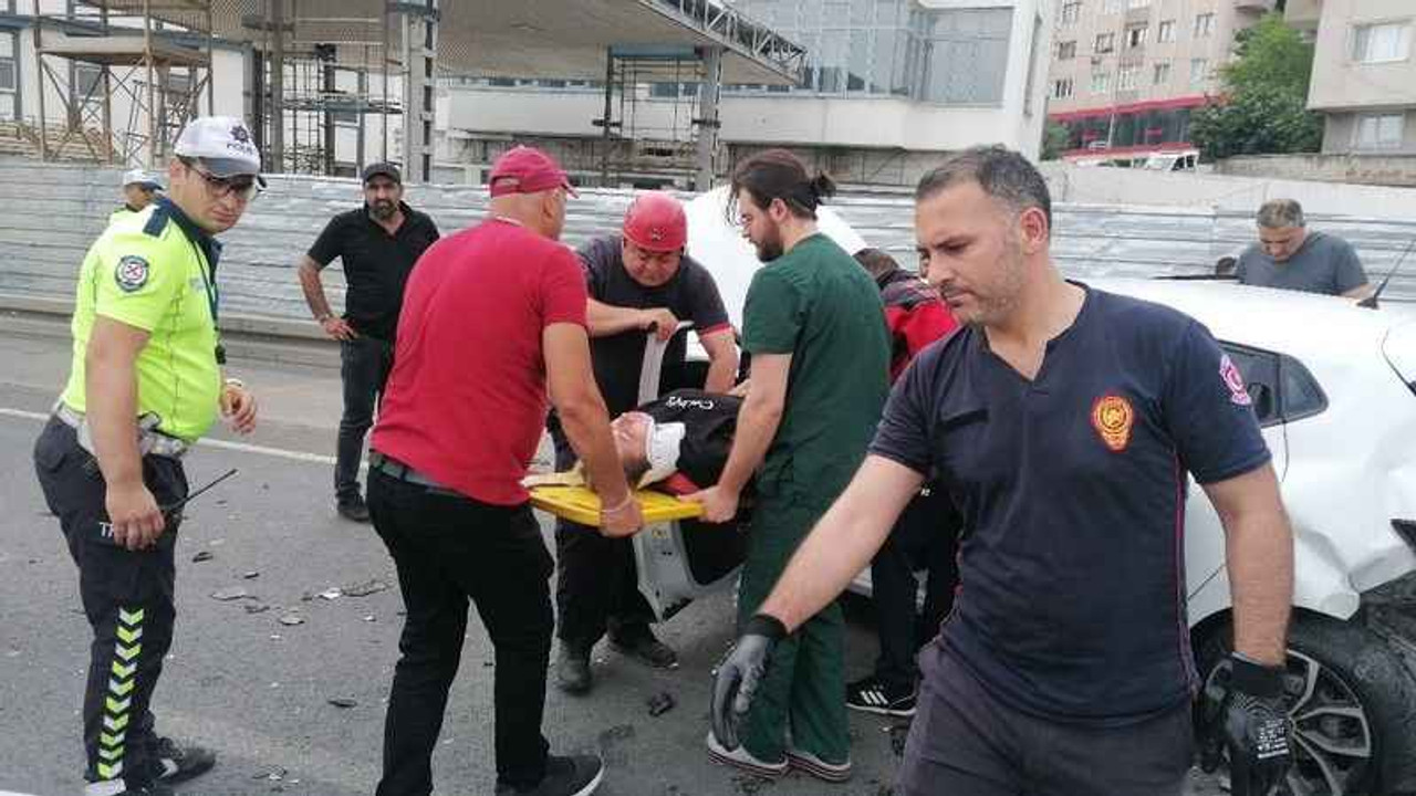 Kazada otomobilde sıkışan iki kız kardeşi itfaiye ekipleri kurtardı