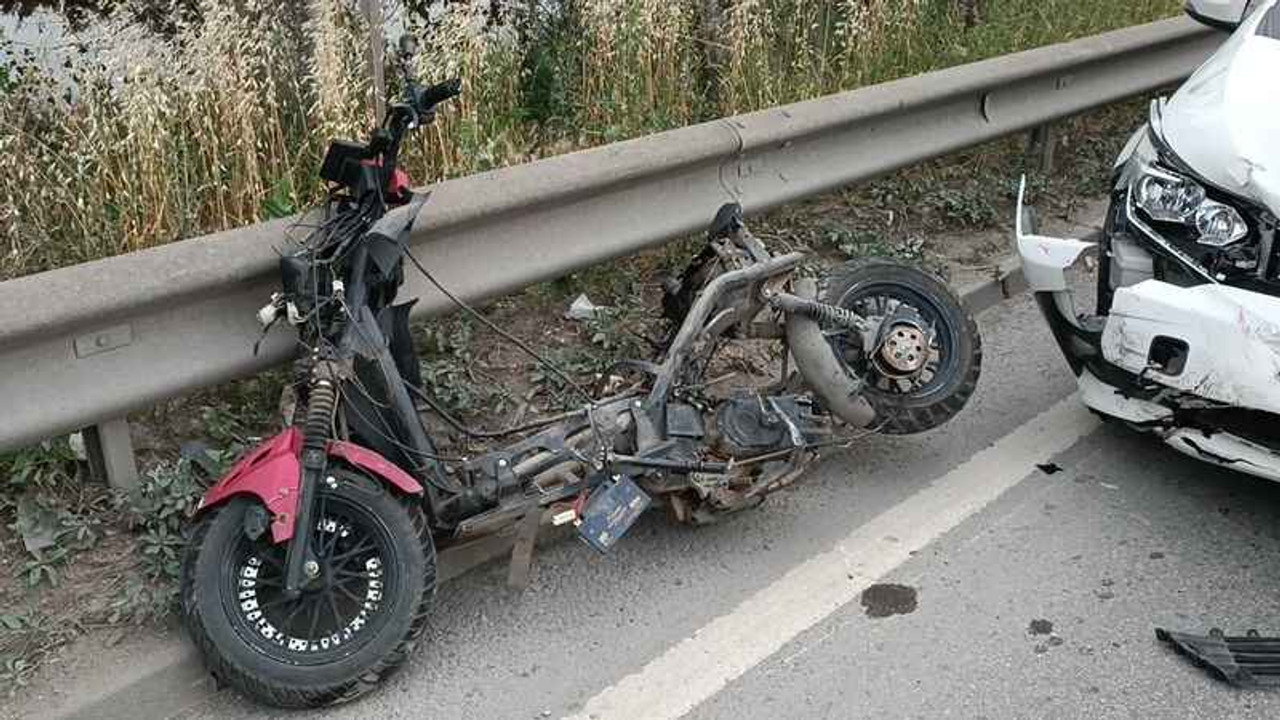 Motosiklet bariyerlere çarptı: 1’i ağır 2 yaralı