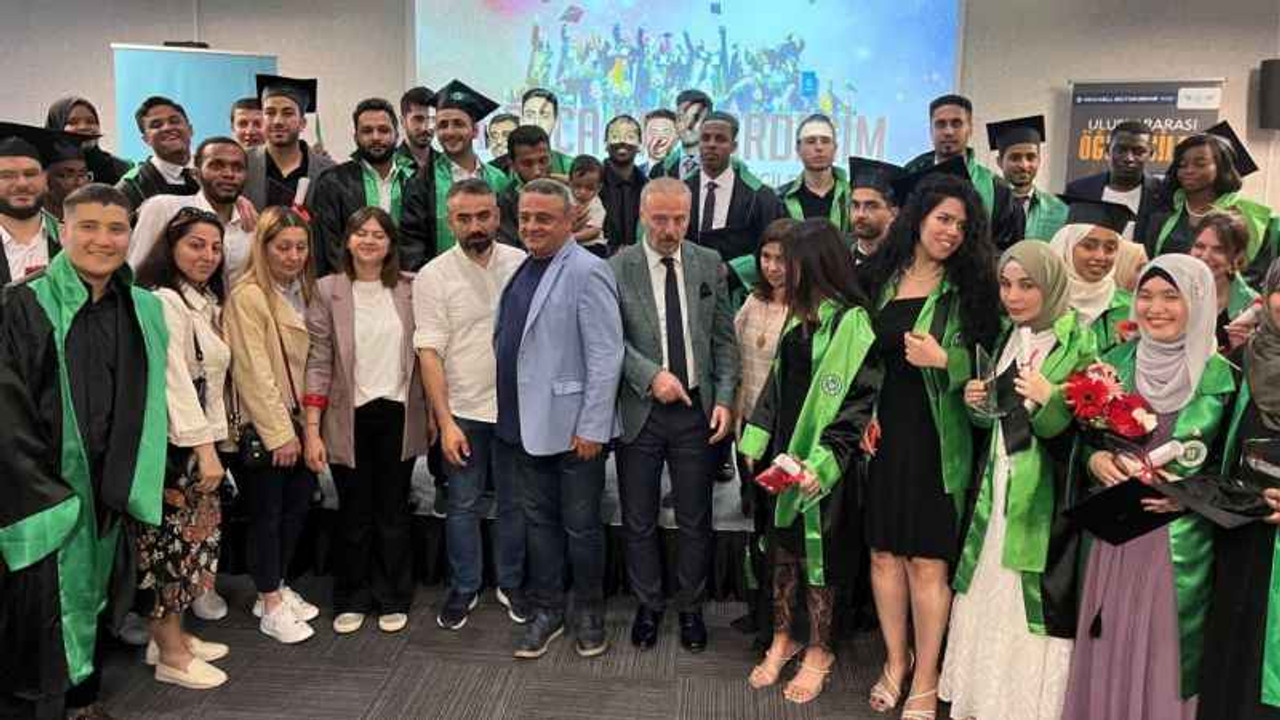 Uluslararası öğrencilere mezuniyet töreni