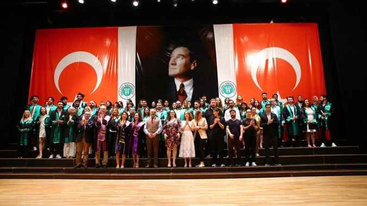 KOÜ İletişim Fakültesi mezuniyet töreni