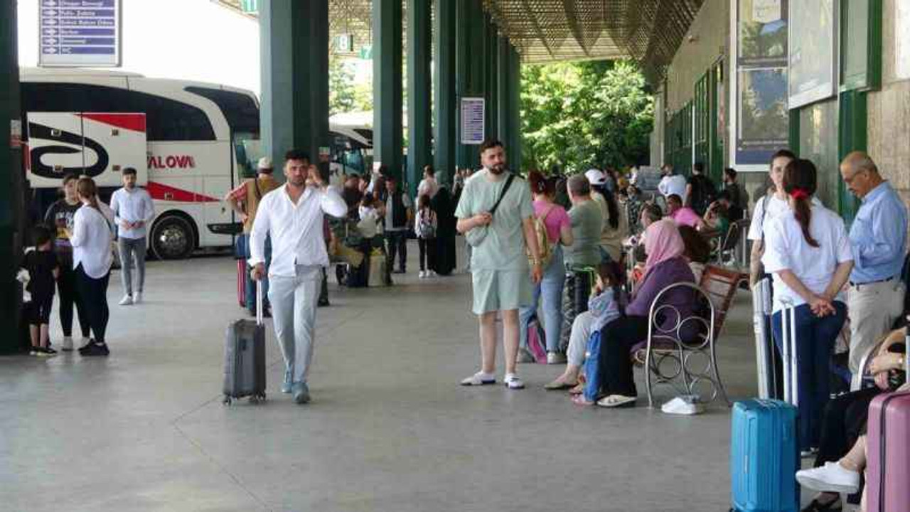 Otogarda bayram yoğunluğu başladı: Kimi tatile kimi aile ziyaretine gidiyor
