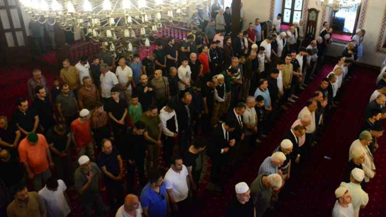 Vatandaşlar bayram namazı için camileri doldurdu