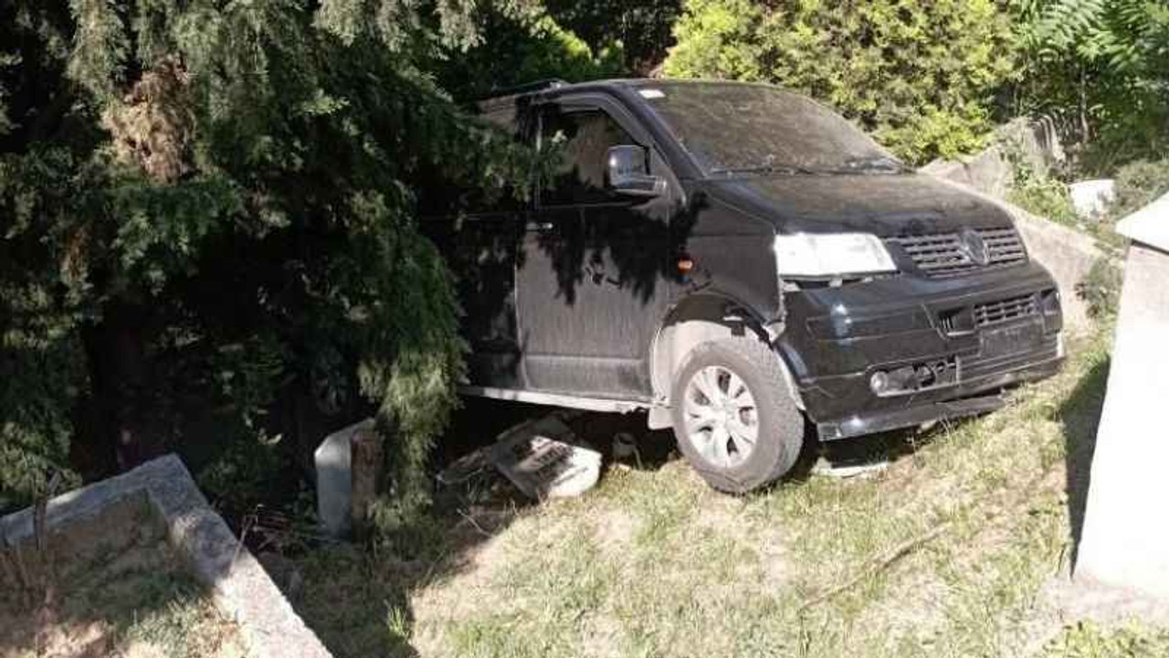 Freni boşalan araç mezarların üzerine uçtu