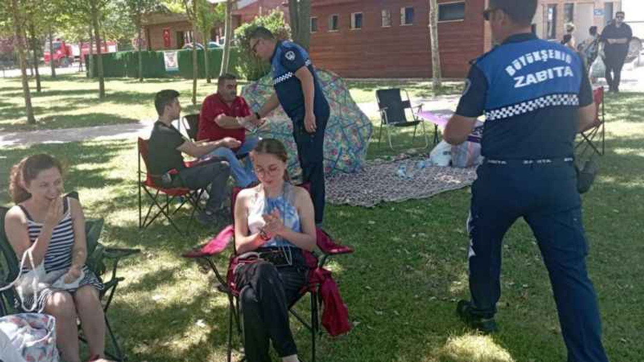 Büyükşehir Zabıtasından tatilcilere çikolata ikramı