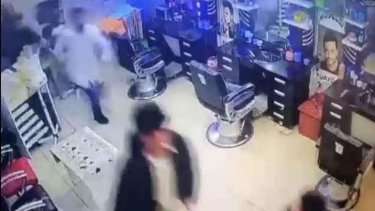 Deprem oluyor sandı, berberi birbirine kattı!