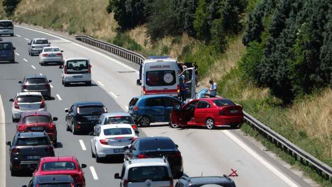 2 otomobil çarpıştı, uzun araç kuyruğu oluştu