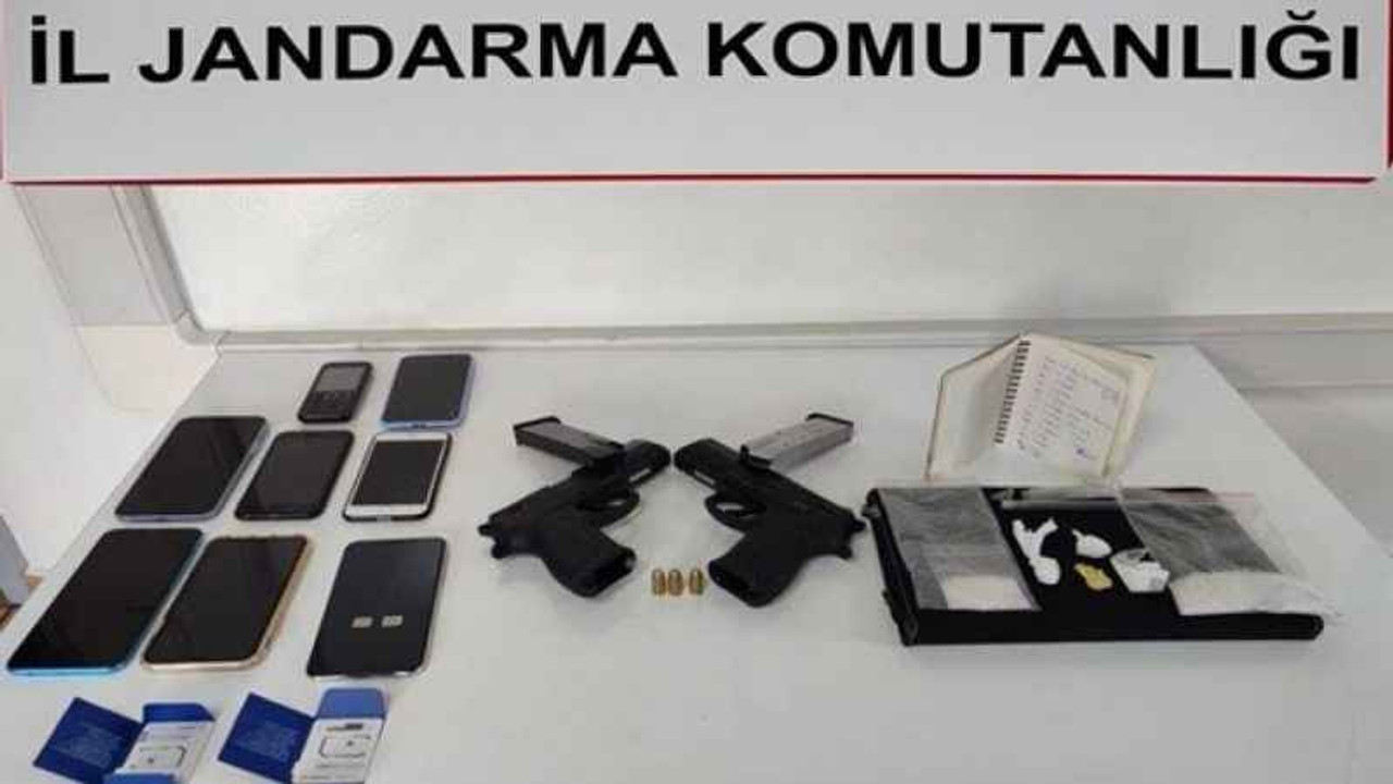 Şüpheli araçtan uyuşturucu, silah ve 7 telefon ele geçirildi