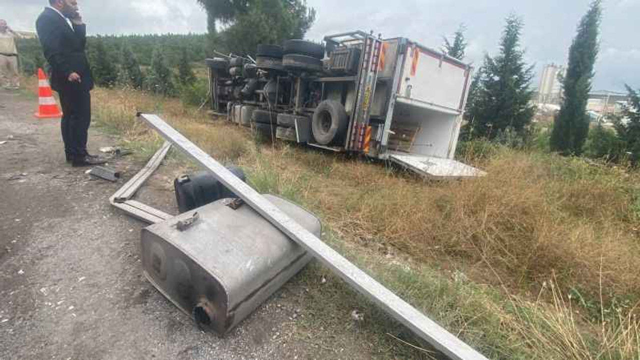 Seyir halindeki kamyon devrildi: Sürücü yaralandı
