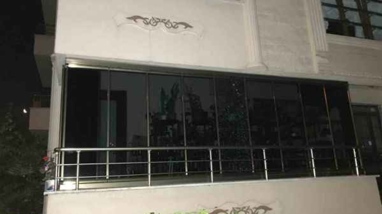 Kocaeli'de gece yarısı evi kurşunladı