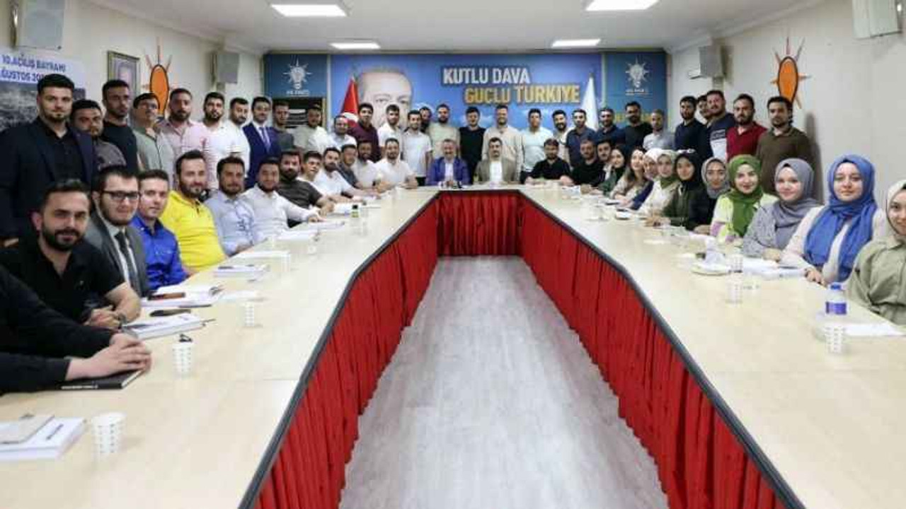 Büyükakın AKP’li gençlerle bir araya geldi