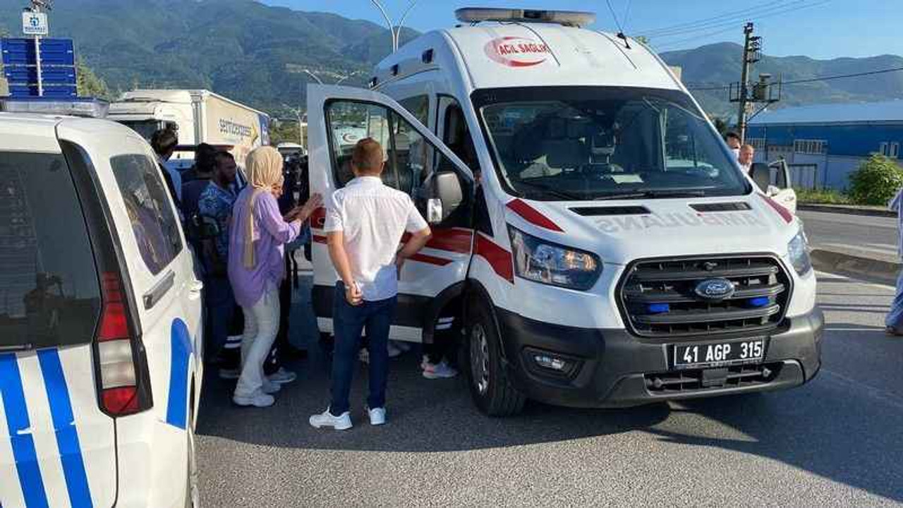 Motosiklet ile otomobil çarpıştı: yaralılar var