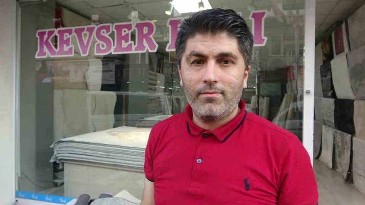 Tavanda mahsur kalan kedi led aydınlatma sökülerek kurtarıldı