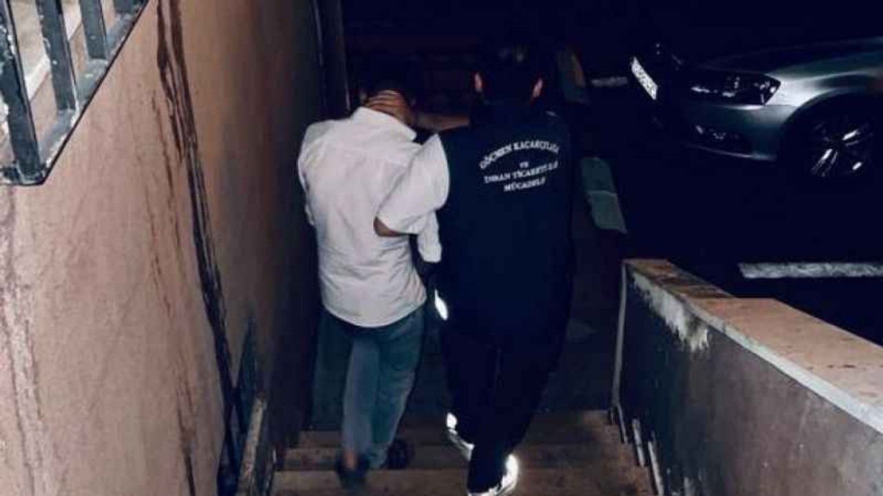 Şüpheli üzerine durdurulan araçta 8 düzensiz göçmen yakalandı