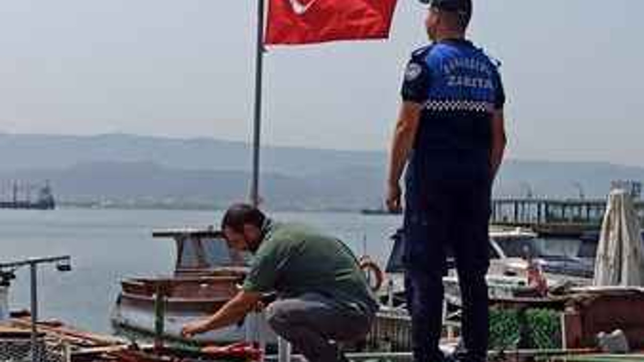 Büyükşehir Zabıtası rengi solan Türk Bayrağını yenisiyle değiştirdi