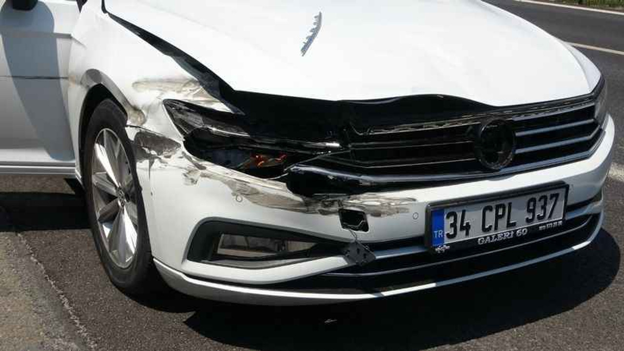 TEM'de dinlenme tesisinden çıkan otomobile tır çarptı