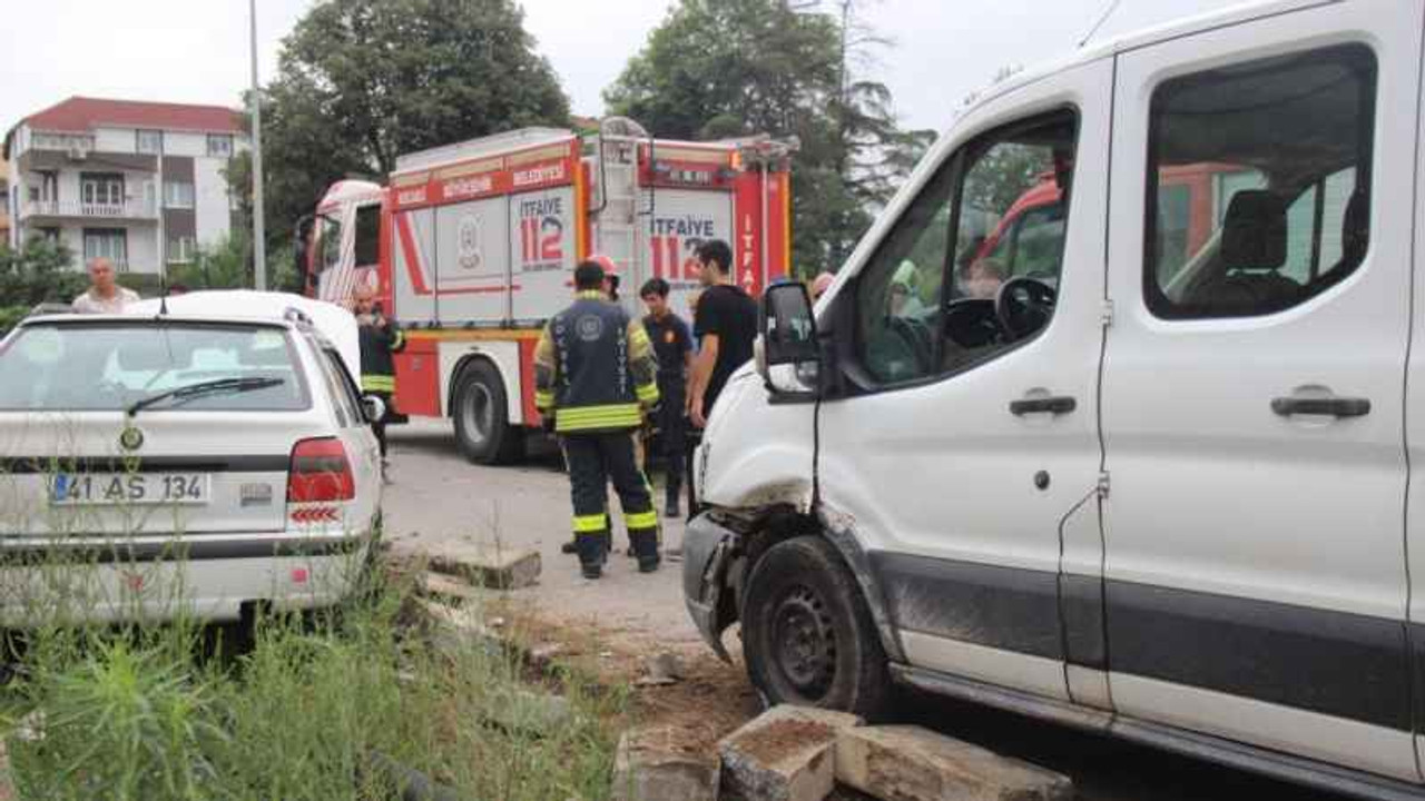 Kamyonetle çarpışan otomobil savruldu, sürücü sıkıştı