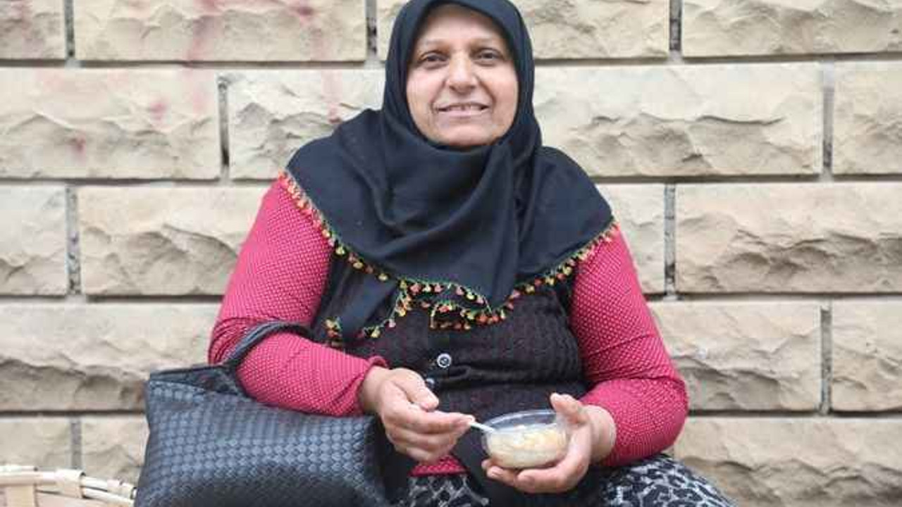 Pazarlarda esnaf ve vatandaşa aşure ikramı