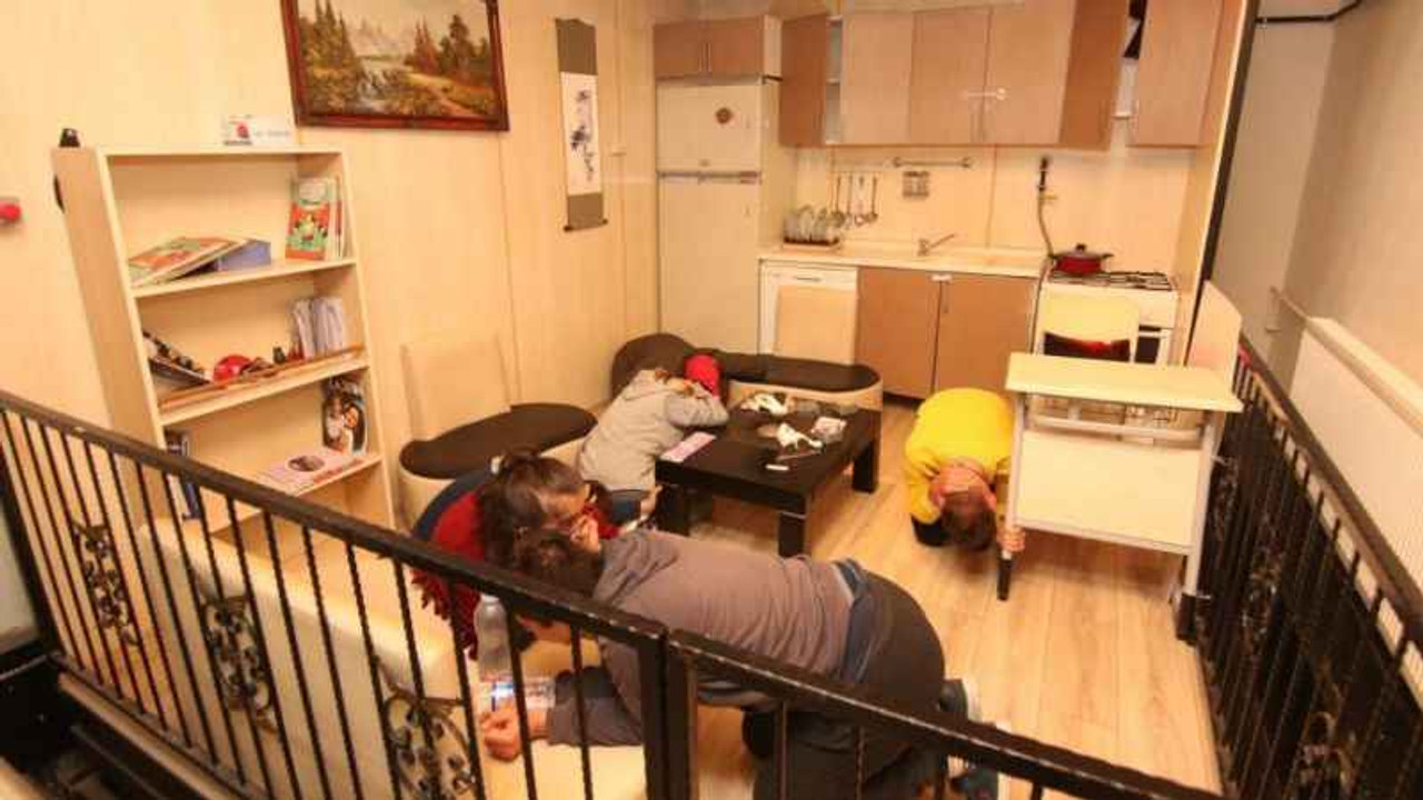 Depremi birebir yaşayarak eğitim alıyorlar