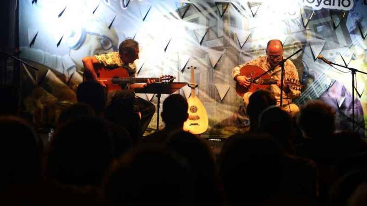 Ünlü gitaristten tarihi konakta muhteşem konser