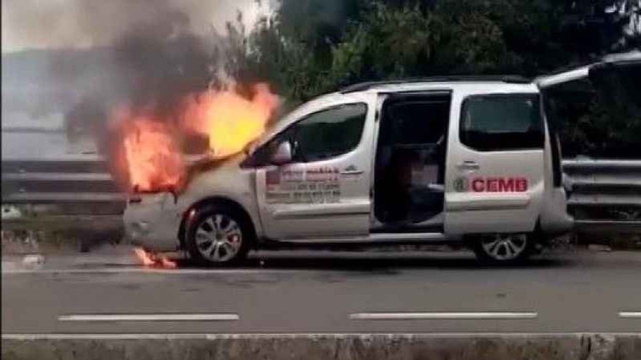 Seyir halindeki hafif ticari araç alev aldı