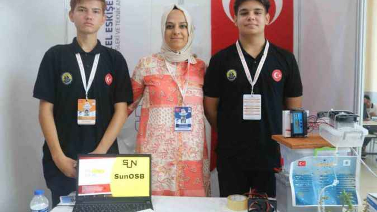 15 yaşındaki gençler yaptı... Güneş enerjisiyle su üretiyor