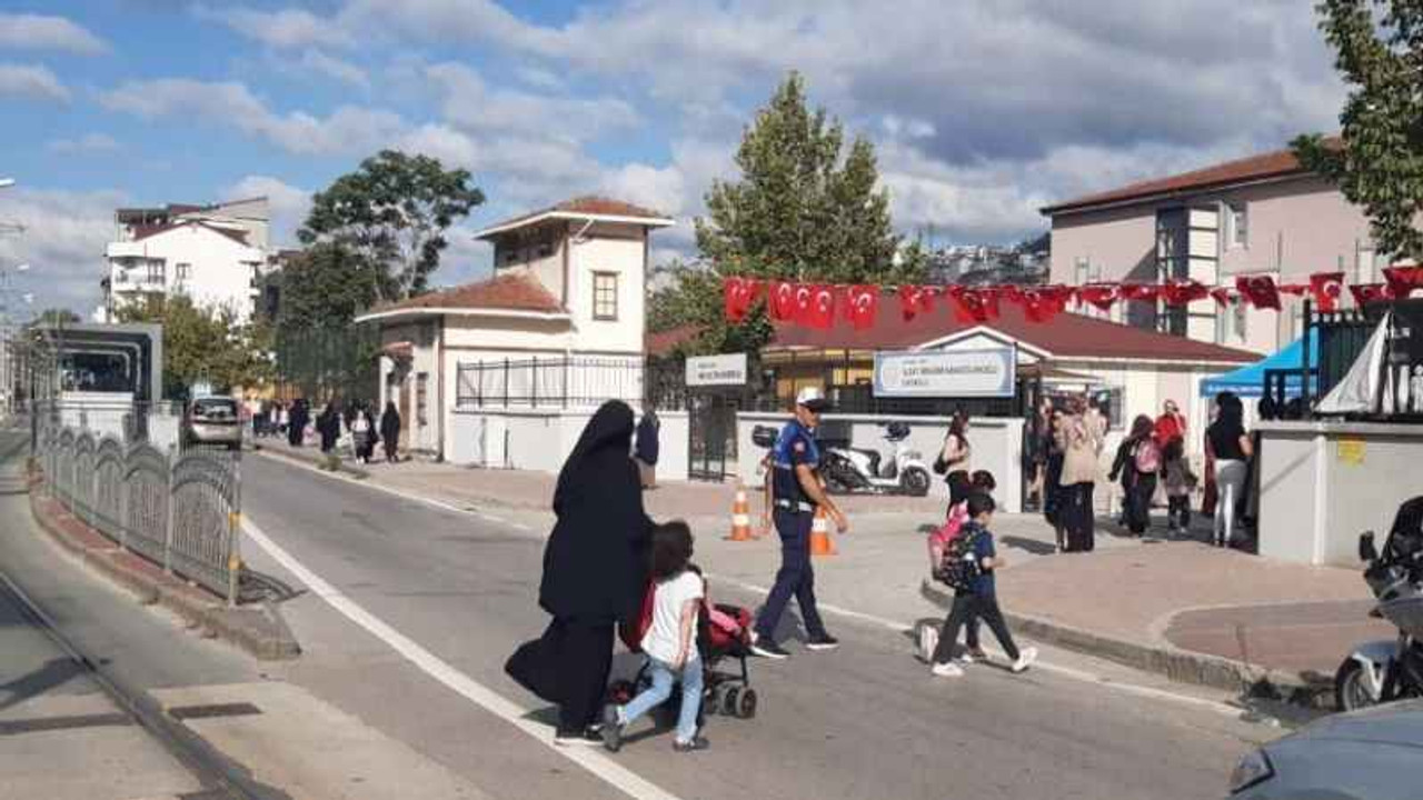 Zabıta, okul önlerinde nöbet tutuyor