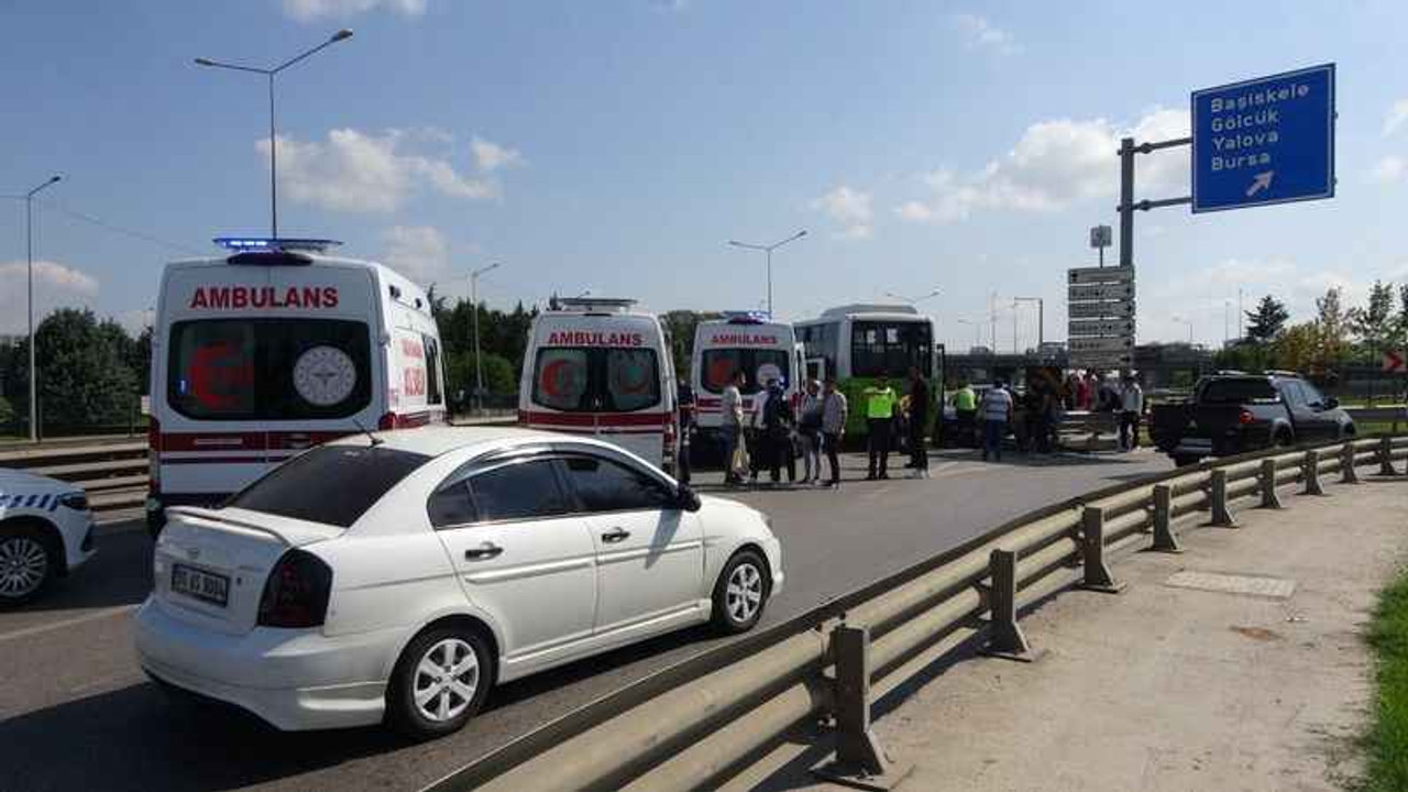 Halk otobüsüyle otomobil çarpıştı, yaralılar var