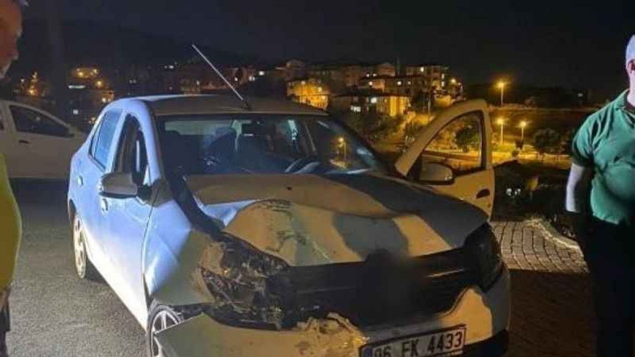 Otomobil ile servis minibüsü çarpıştı