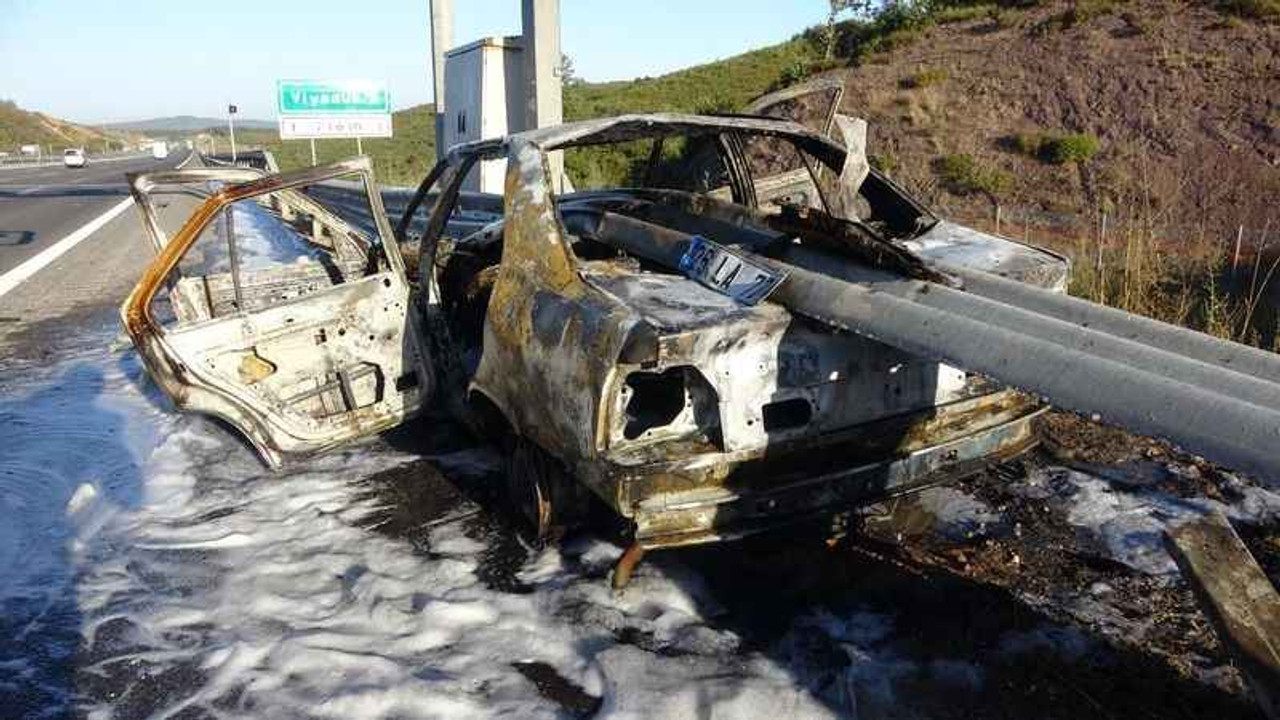 Bariyerin içinden geçen otomobil alev aldı: Ölümden döndüler