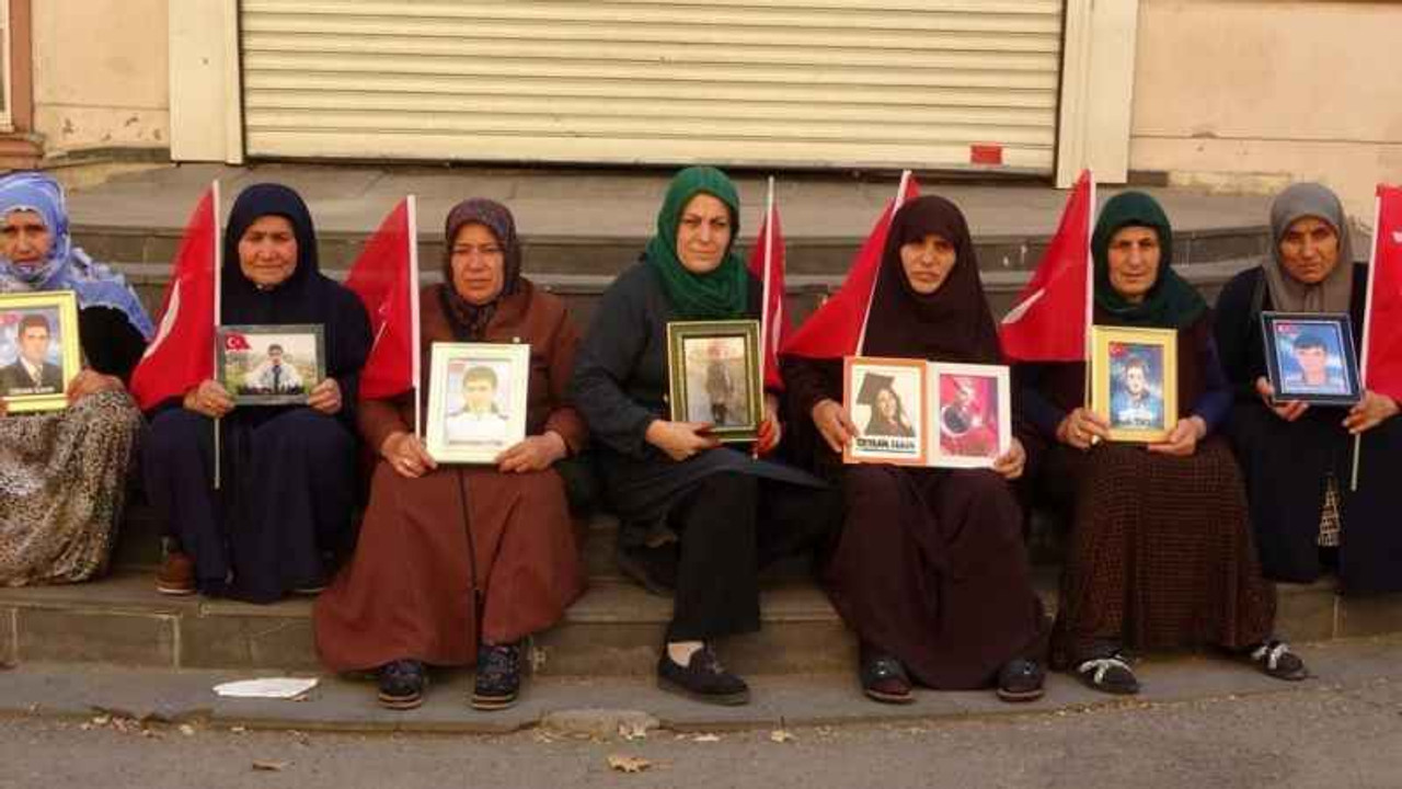 Kocaeli’den Diyarbakır’a gitti HDP binası önünde oğluna seslendi