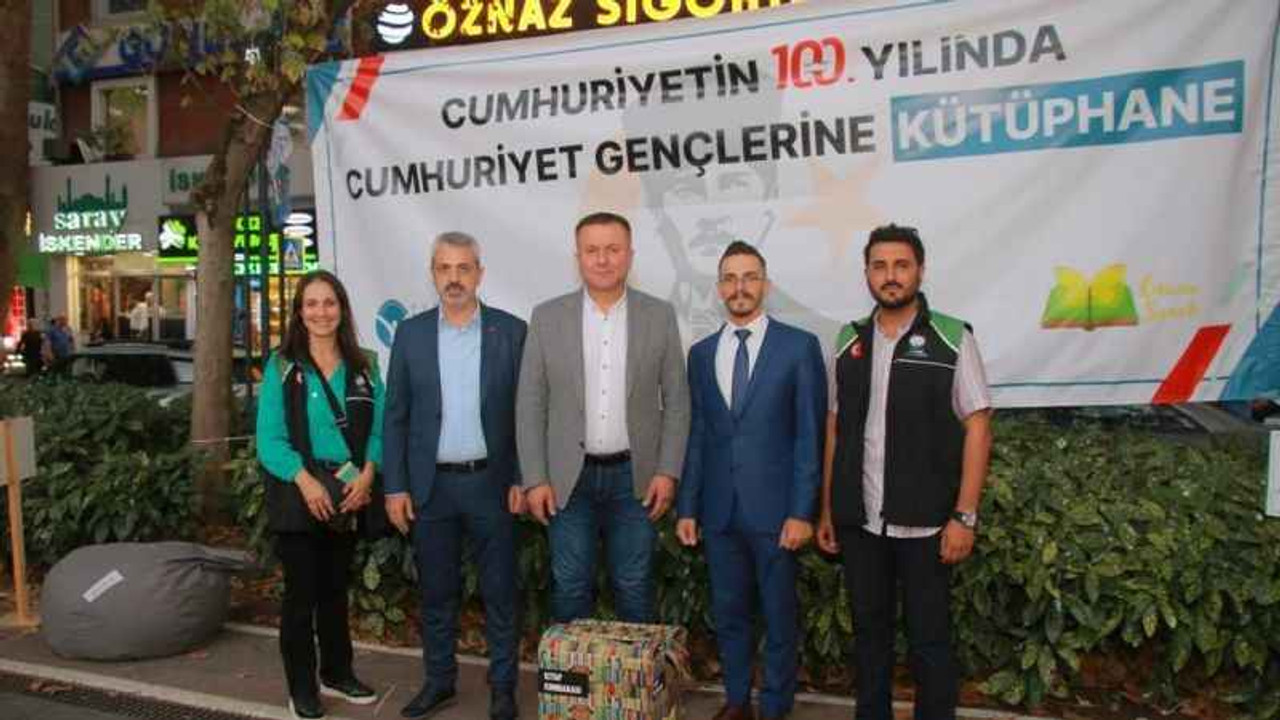 Kocaeli Kent Konseyi'nin gençlerinden 100. yılda 100 kütüphane projesine destek