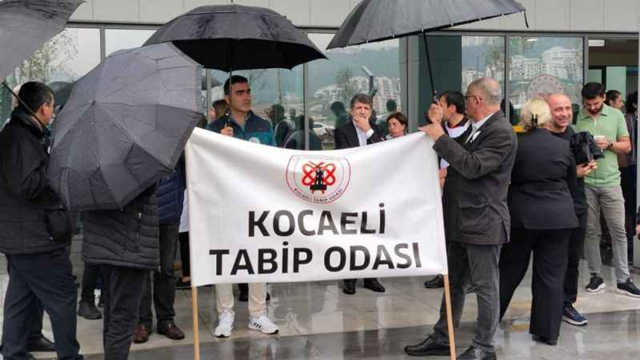 Şehir hastanesi önünde sağlıkta şiddeti protesto ettiler