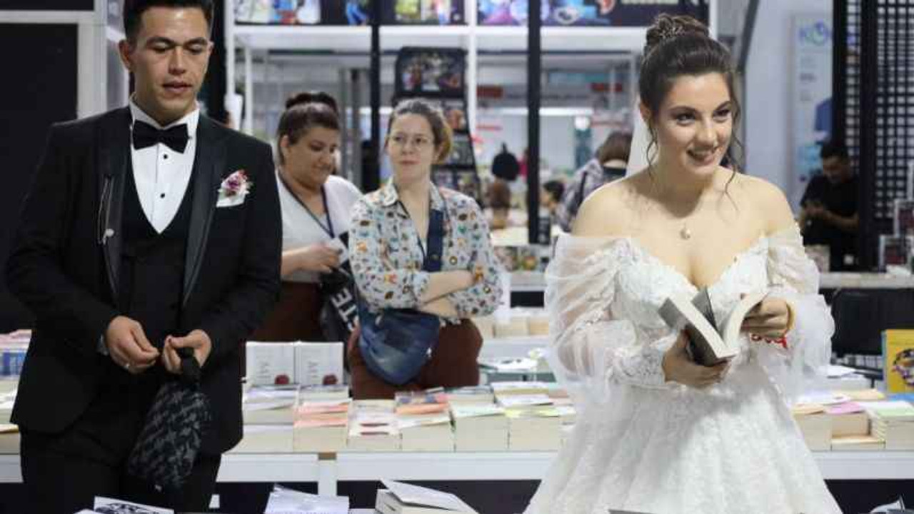 Kitap fuarında gelin damat sürprizi