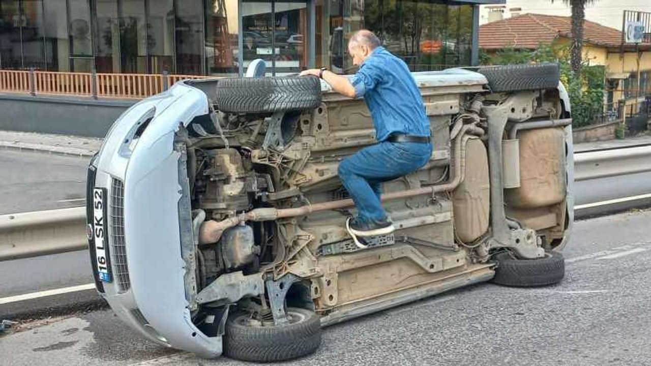 Yan yatan otomobilin yuvarlanmasını bariyer engelledi