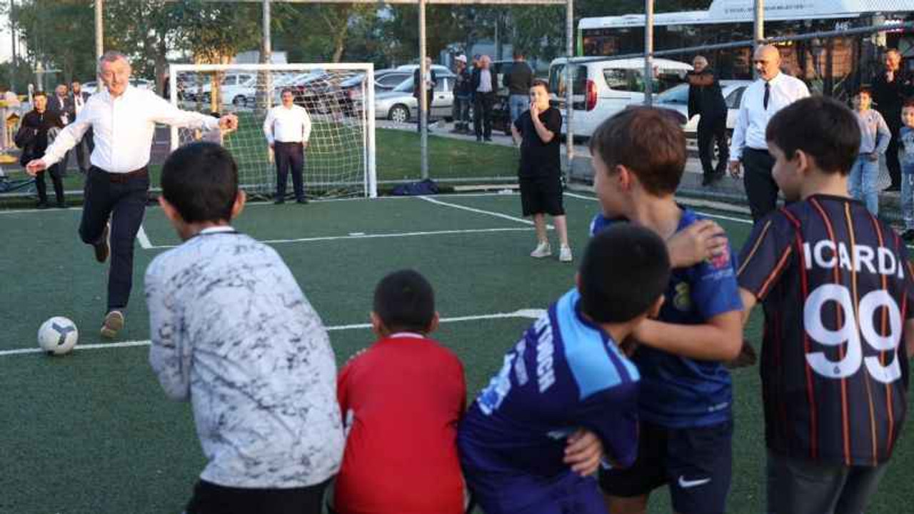 Protokol ve çocuklar halı saha maçı yaptı
