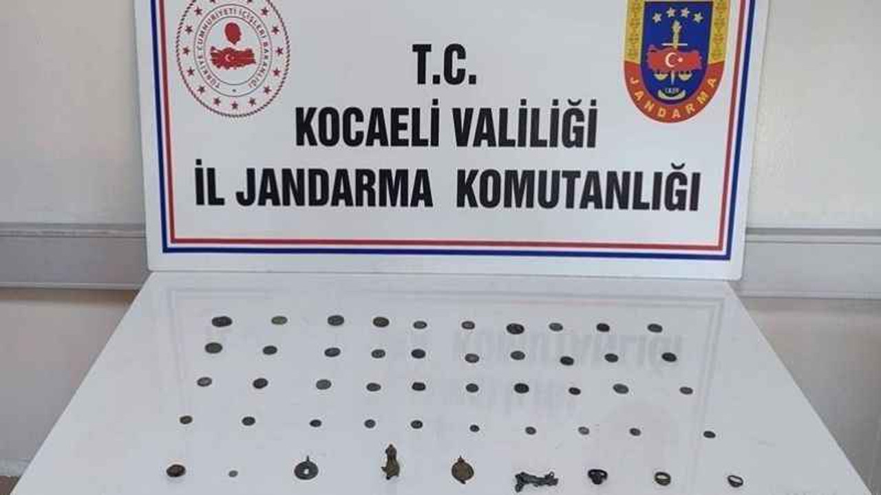 Üstlerinden 49 parça tarihi eser çıktı