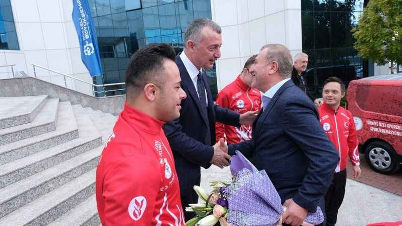 Büyükakın'dan Down Sendromlu Özel Futsal Milli Takımı’na hizmet aracı!
