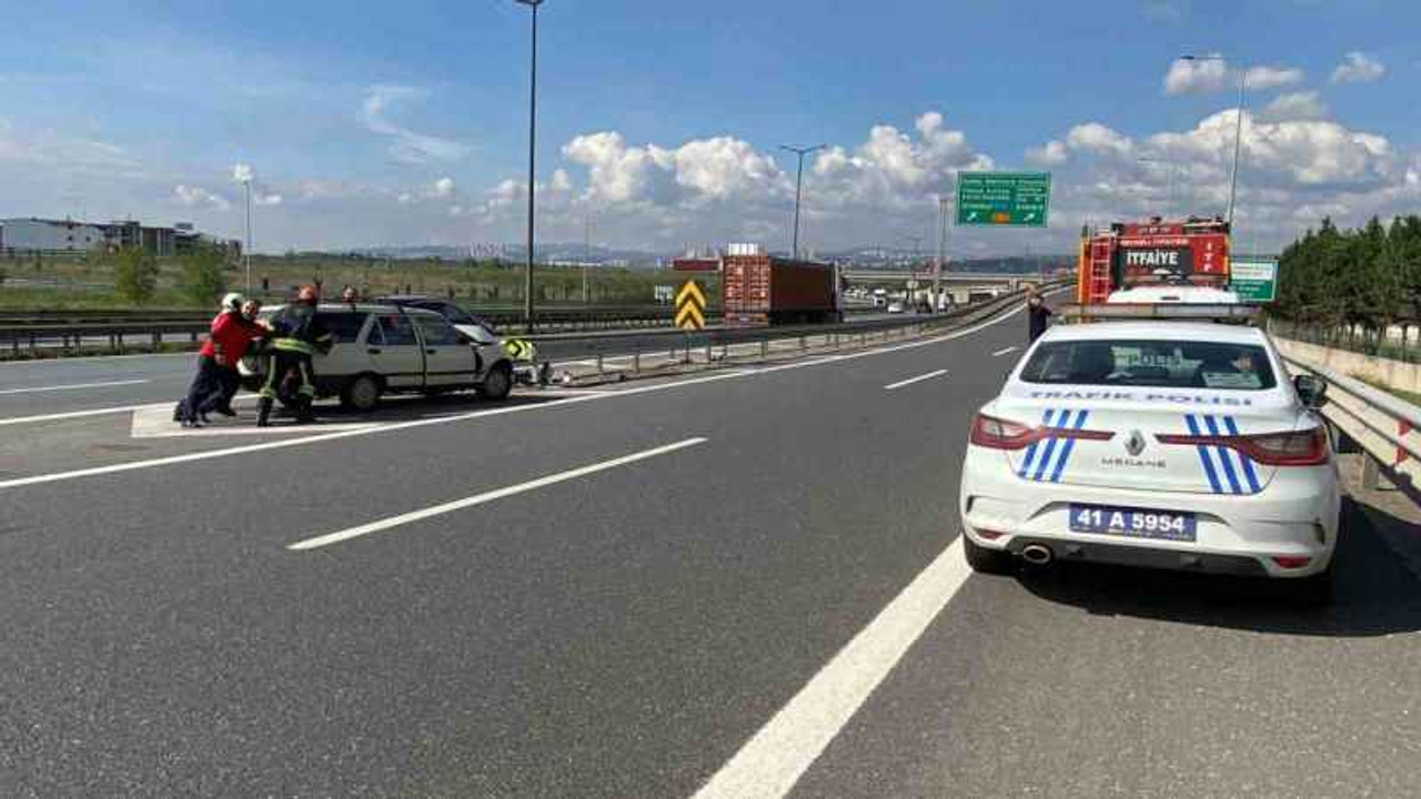 Kocaeli'de otomobil bariyerlere çarptı