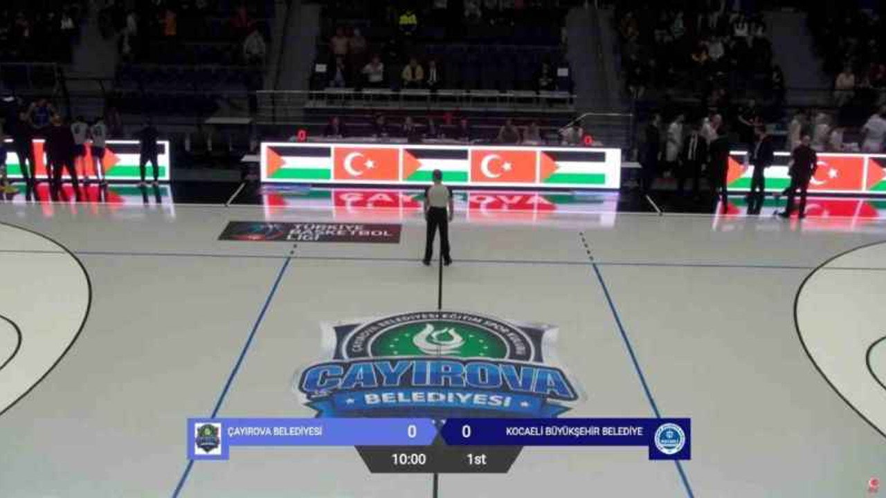 Kocaeli'deki basketbol maçında İsrail'e bayraklı protesto!