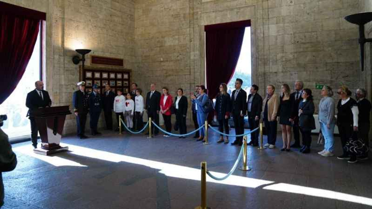KYÖD Anıtkabir’de “Devrimlerinin askeriyiz”