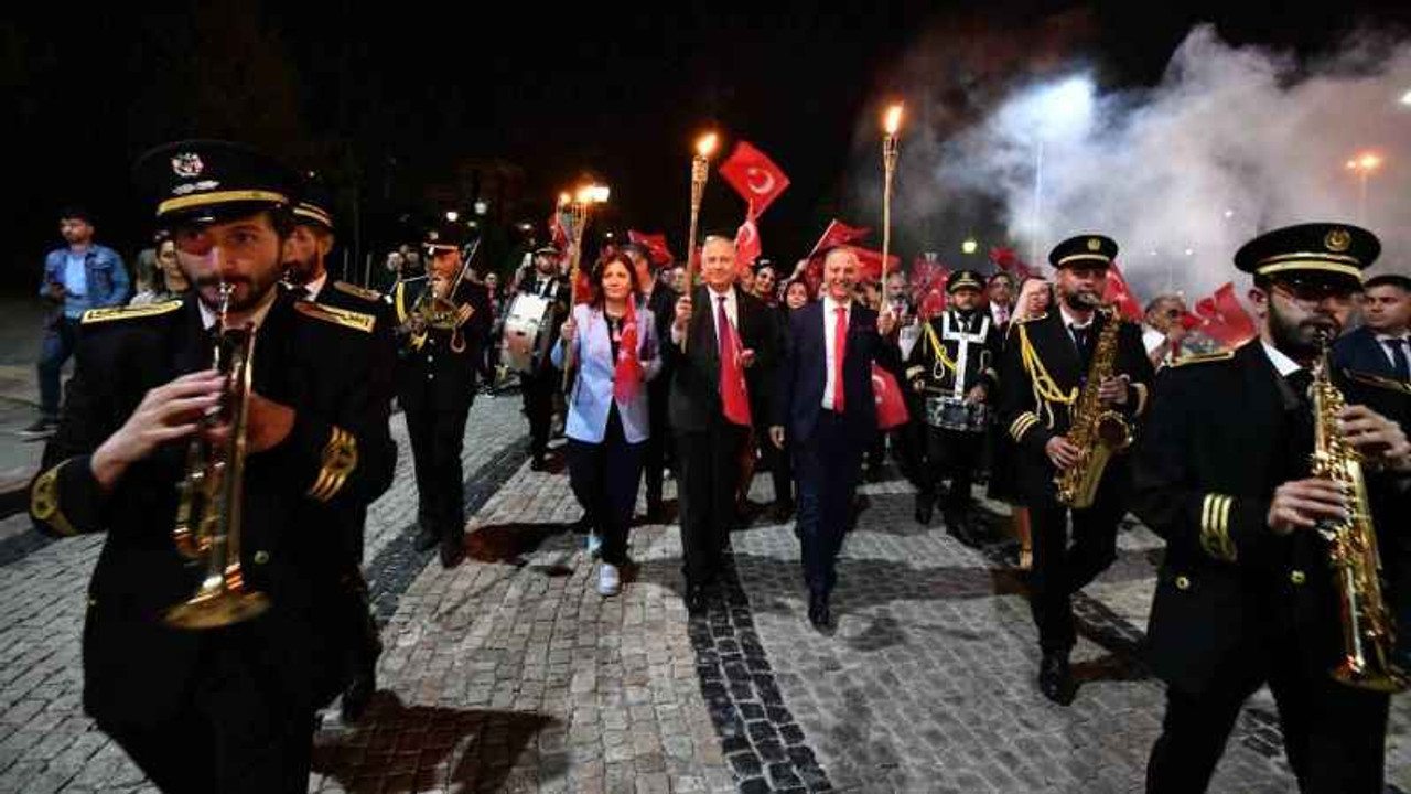 Cumhuriyetimizin 100. Yıl etkinliklerinde KOÜ'de fener alayı coşkusu yaşandı