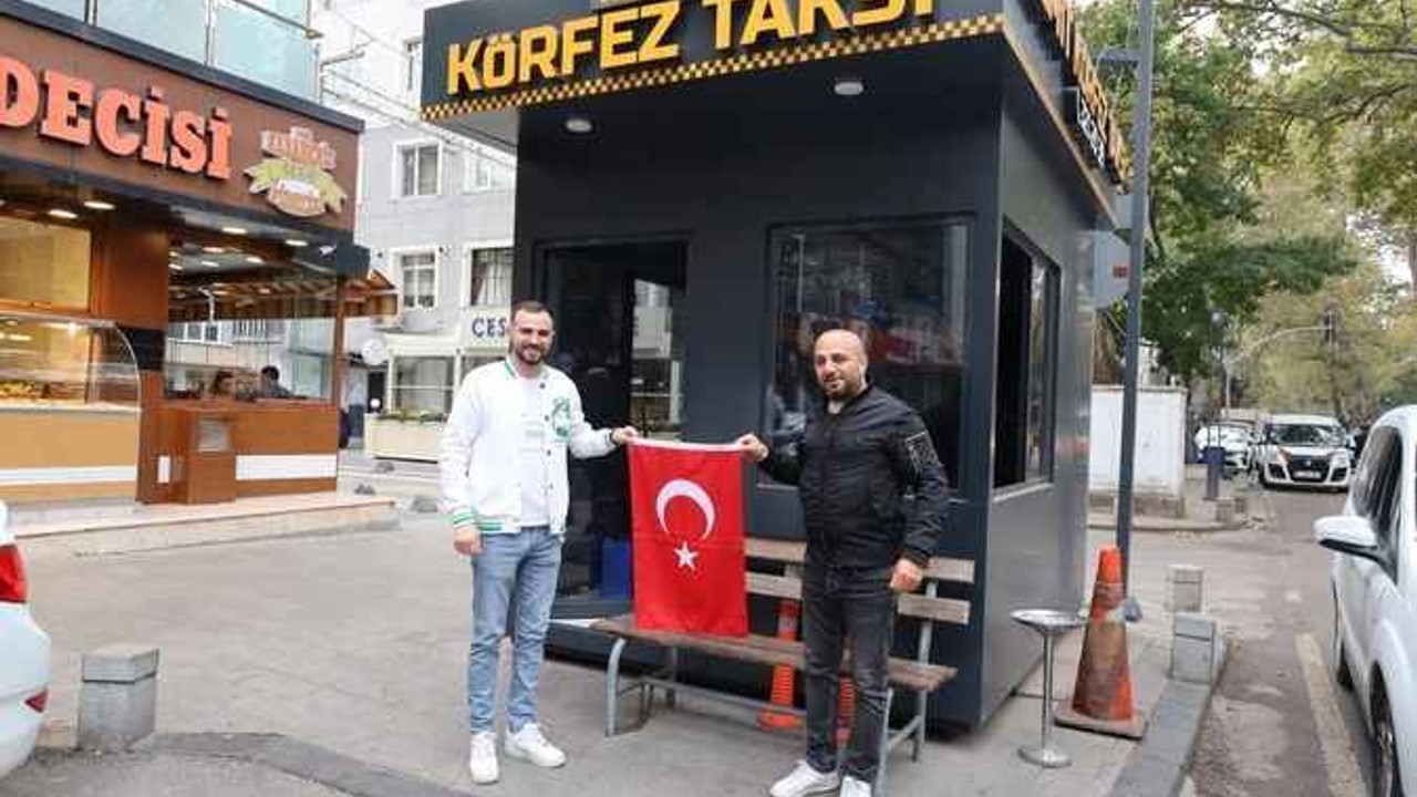 Kocaeli'deki taksiler Türk bayraklarıyla süslendi