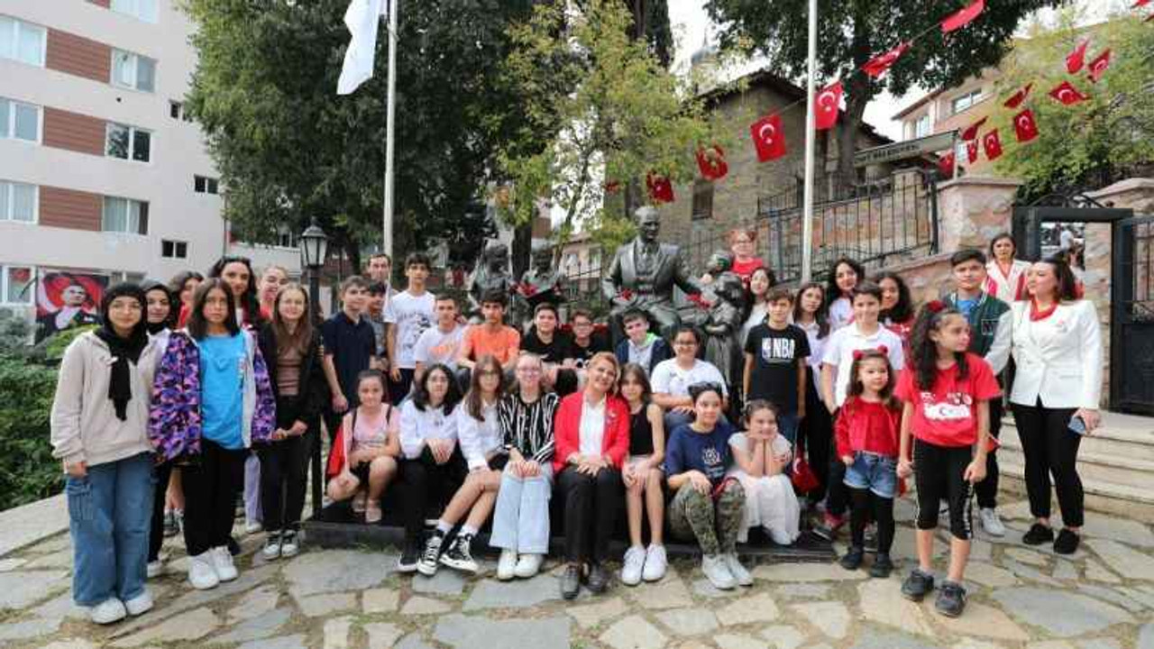 Çocuklar, Cumhuriyetimizin 100. yaşını Atatürk’ün aziz hatıraları arasında kutladı