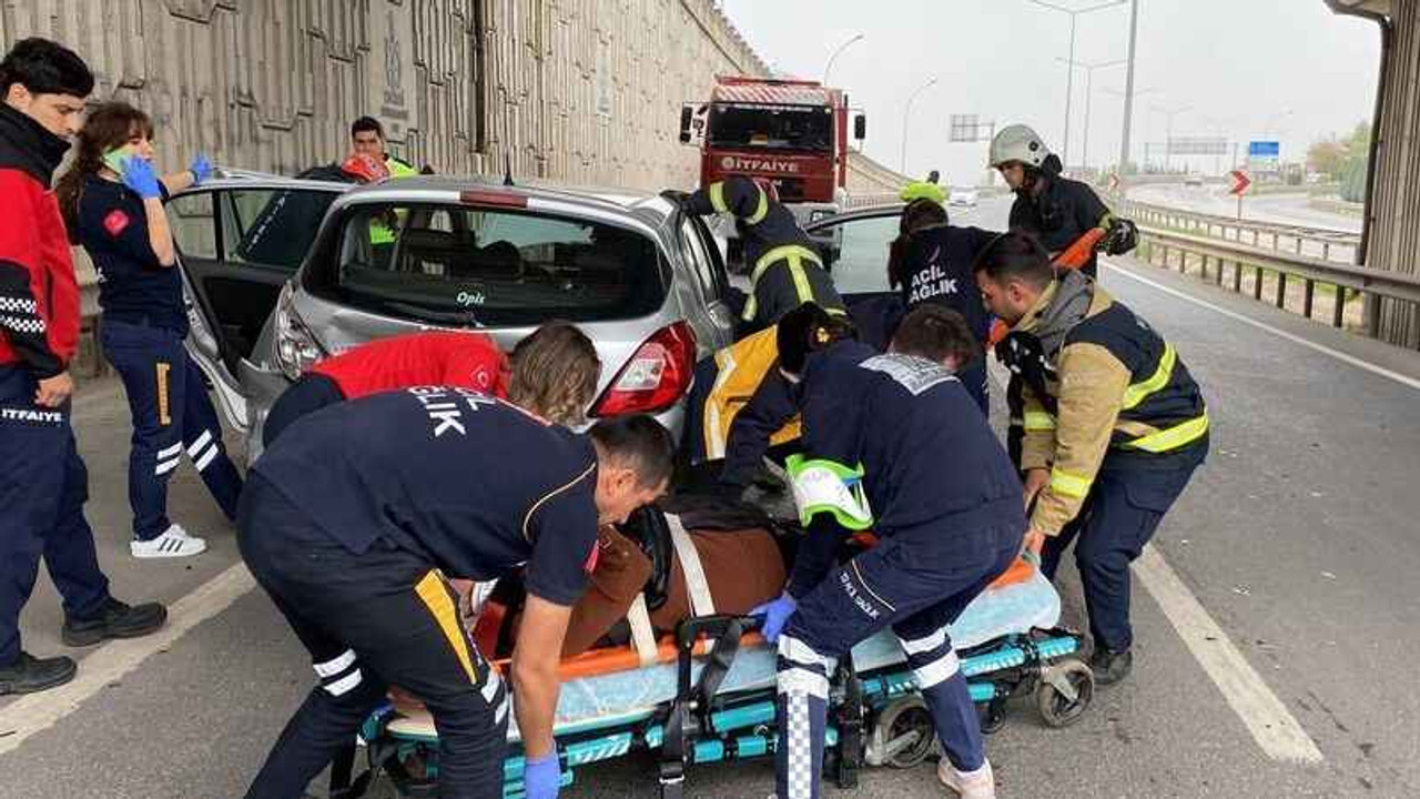 Hurdaya dönen otomobilde sıkışanların imdadına itfaiye yetişti