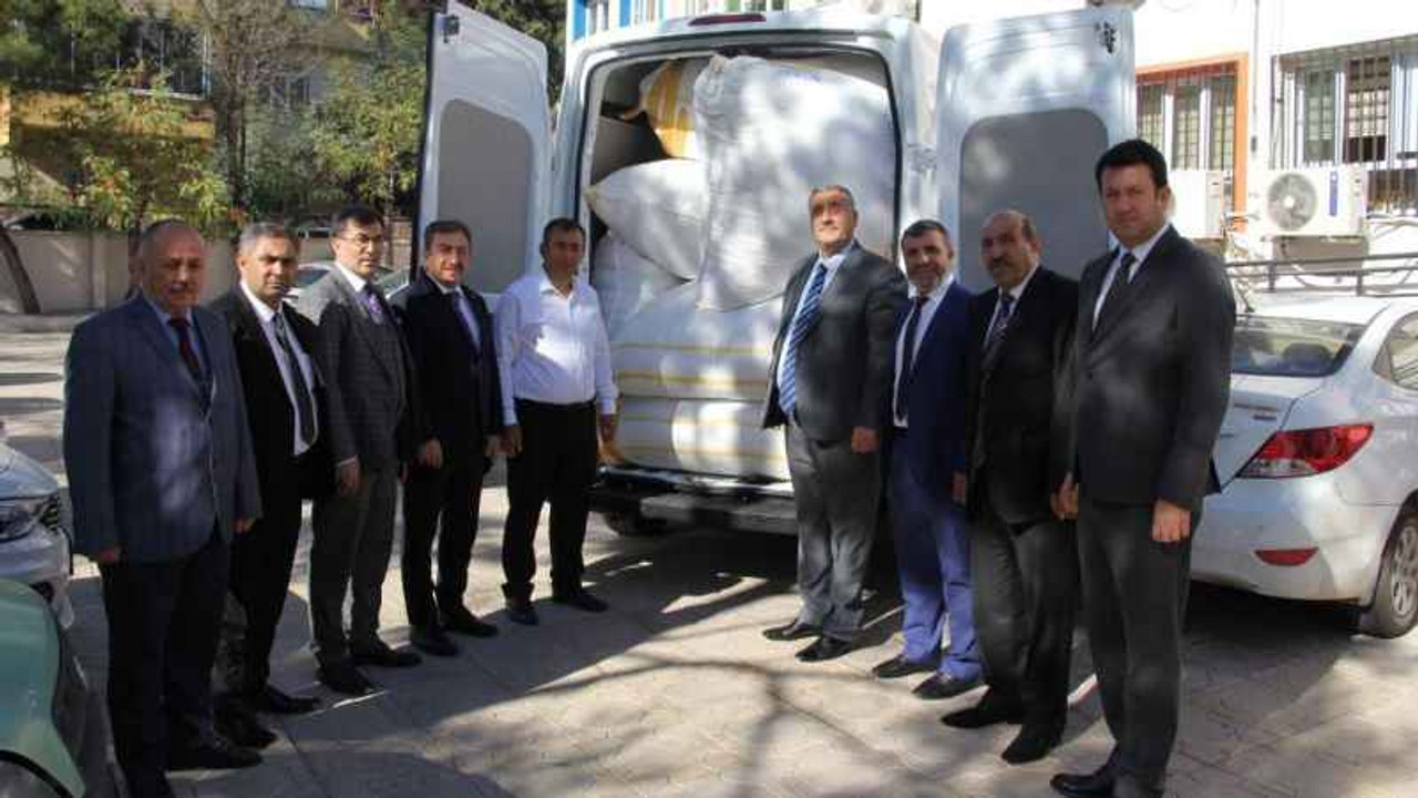 Erzurumlular Vakfı’ndan depremzede çocuklara kışlık mont desteği
